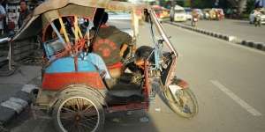 Bikin Haru, Wisudawan Ini Diantar Becak Ayahnya Ketika yang Lain dengan Mobil Mewah