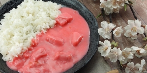 Sambut Musim Semi, Restoran Ini Bikin Nasi Kari Berwarna Pink