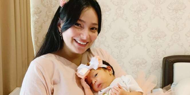 Sederet Potret Kekompakan Asmirandah Kembaran Baju sama Baby Chloe, Imut Banget!