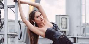 6 Potret Cinta Laura Lakukan Pemotretan Bertema Black Swan, Pesonanya Gak Ada Obat!
