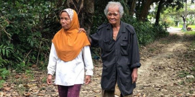 Suami Tak Bisa Melihat, Nenek Ini Setia Temani Jalan Kaki 20 Km Setiap Hari Demi Mengais Rezeki