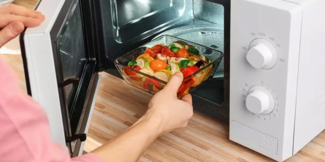 Praktis Sih, Tapi Apa Benar Menghangatkan Makanan Pakai Microwave Bisa Bikin Kanker?