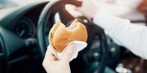 Punya Kebiasaan Ninggal Makanan dalam Mobil? Ketahui Bahayanya!