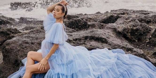 Gaya Maternity Shoot Jennifer Bachdim yang Diterpa Ombak, Perutnya Jadi Sorotan!