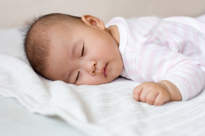 Tidur Miring Sebabkan Keterlambatan Otak Bayi, Bener Nggak Sih?