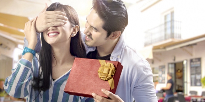 Seberapa Penting sih Memberikan Hadiah dan Kejutan untuk Pasangan?