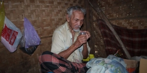 Ditelantarkan Anak Sendiri, Kakek Ini Hidup Sebatang Kara Kelaparan di Gubuk Reyot