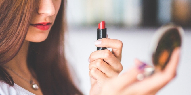 7 Tips agar Lipstik Menempel Sempurna dan Tahan Lama, Bikin Bibir Terus Merona!