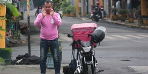 Potret Bapak Ojol Berhenti di Pinggir Jalan Buat Salat, Tuai Pujian Netizen