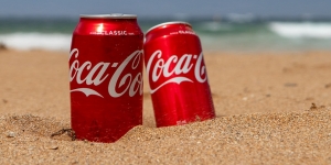 Gak Asal Bikin, Ini Alasan Kemasan Coca-Cola Berwarna Merah