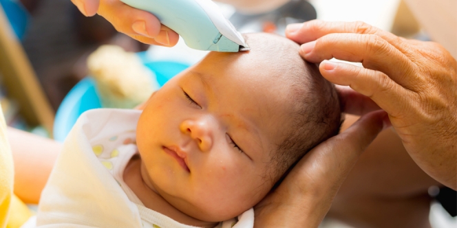 Rambut Bayi Harus Dicukur Biar Tumbuh Lebat, Mitos atau Fakta?