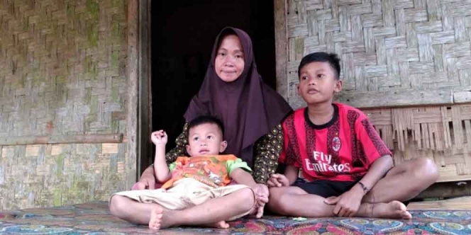 Tak Bisa Berjalan, Ibu Nila dan Dua Anaknya Sering Kehabisan Beras Hanya Bisa Makan Pisang Rebus