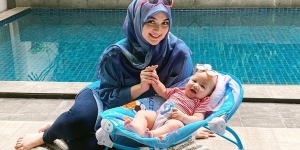 10 Potret Lucu Baby Athar Anak Citra Kirana Saat Les Renang, Gemesin Banget!