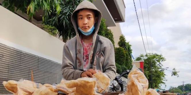 Jualan Kerupuk Puluhan KM Demi Bantu Ekonomi Keluarga, Kisah Bocah 14 Tahun Ini Bikin Haru