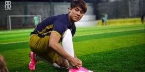 8 Potret Rizky Billar Main Sepak Bola dengan Sepatu Pink, Gagah tapi Unyu!