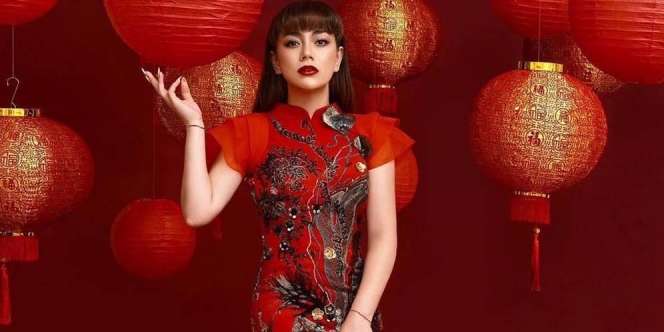 8 Potret Celine Evangelista Pakai Poni, Makin Fresh dan Muda Banget!
