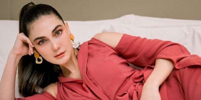 Pesona 8 Selebriti Berpose di Atas Ranjang Ini Bikin Salfok!