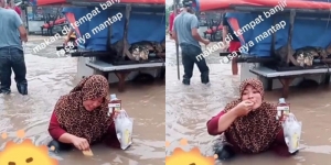 Makan di Tengah Banjir, Aksi Ibu-Ibu Ini Langsung Viral dan Jadi Sorotan