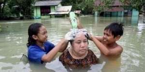 6 Potret Tingkah Santuy Emak-Emak di Tengah Banjir, Ada yang Sampoan dong!