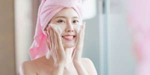 7 Rekomendasi Face Wash yang Cocok untuk Kulit Berminyak dan Berjerawat, Harganya Terjangkau Banget!