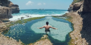 7 Potret Pantai di Indonesia dengan Laguna Alami, Sensasi Miliki Kolam Pribadi di Pinggir Laut