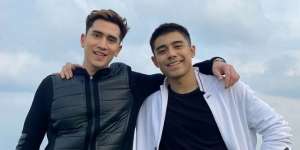 10 Potret Keakraban Verrel Bramasta dan Riza Syah yang Bromance Goals Abis!