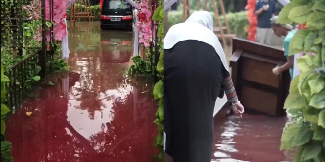 Viral Pernikahan di Tengah Banjir yang Penuh Perjuangan