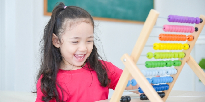 Gak Cuma Giat Belajar, Dukungan Orang Tua Terbukti Berhasil Bikin Anak Pintar Matematika