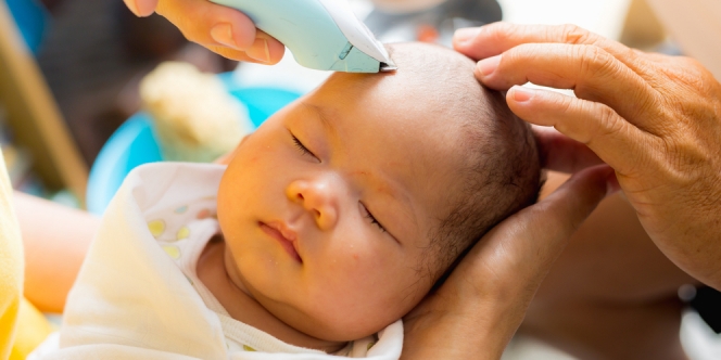 Benarkah Mencukur Rambut Bayi Setelah Melahirkan Bisa Membuatnya Lebih Tebal?