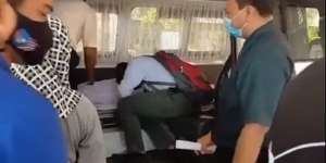 Sungguh Pilu, Siswa Ini Pulang Sekolah Dijemput Ambulans yang Bawa Jenazah Ayahnya