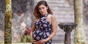 8 Potret Maternity Shoot Baby Margaretha, Pancarkan Aura Menggoda dengan Dress Mini