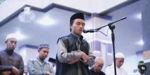 Disebut Sering Pamer Ibadah, Ini 10 Potret Taqy Malik Jadi Imam Sholat Berjamaah