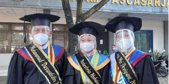 Unik Banget, Satu Keluarga Wisuda Bareng di Universitas yang Sama