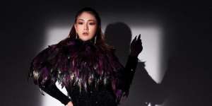 Deretan Pemotretan Celine Evangelista Kenakan Dress Bulu-Bulu yang Memesona