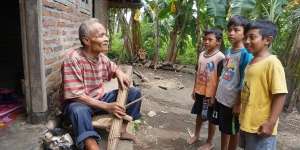 Walau Tak Bisa Melihat, Kakek Ini Pandai Panjat Kelapa dan Suka Berbagi dengan Anak Yatim