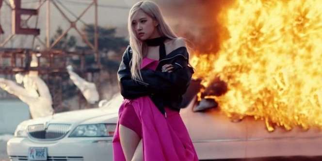 7 OOTD Rose BLACKPINK di MV Debutnya 'On The Ground' yang Stylish Abis!