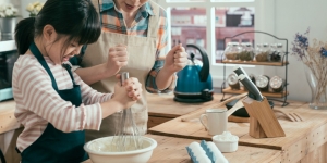 Beberapa Kegiatan yang Bisa Ibu Lakukan Bareng Si Kecil di Dapur