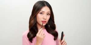 7 Rekomendasi Lip Gloss yang Bikin Bibir Terlihat Kenyal dan Lembut, Cobain deh!