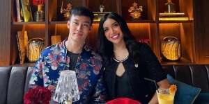 Unggah Foto Bareng Cowok Pas Dinner, Millen Cyrus Pamers Pacar Baru?