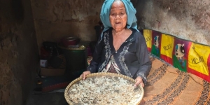 Sambil Menahan Sakit di Kakinya, Nenek Wamen Jualan Nasi Aking Seharga 1000 Rupiah Demi Cari Nafkah