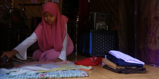 Kisah Perjuangan Gadis Cilik yang Rela Jadi Buruh Setrika Agar Bisa Sekolah dan Beri Jajan Adik
