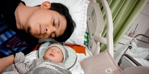 Papa Baru yang Siaga Banget, Berikut 6 Potret Irwansyah Momong Baby Ukkasya