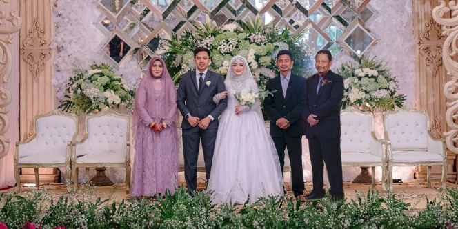 Viral, Kisah Haru Pengantin 'Hadirkan' Almarhum Ayah di Foto Pernikahannya