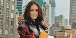 Pakai Celana Jeans, Dalaman Berwarna Merah Luna Maya Bikin Netizen Geger!