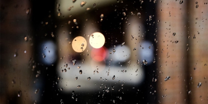 35 Kata Bijak Tentang Hujan saat Malam Hari, Auto Bikin Baper
