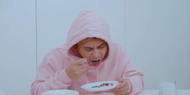 8 Potret Raditya Dika Icip Menu Takjil Lezat Hits di Indonesia