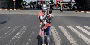 Kisah Pilu Nenek Paruh Baya Manusia Silver, Ngamen di Jalanan Sambil Gendong Bayi