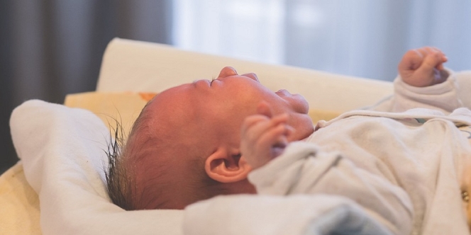 Ini Yang Dilakukan Ibu Saat Bayi Usia Dibawah 6 Bulan Alami Demam