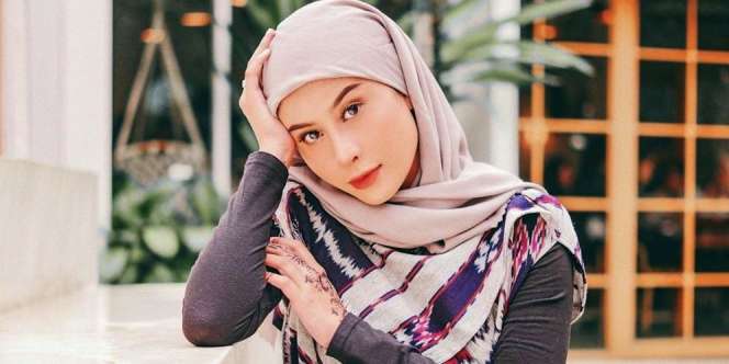 10 OOTD Ramadan ala Awkarin, Bisa Jadi Inspirasi Outfit Buat Bukber nih!