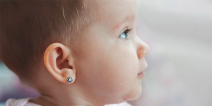 Kata Ahli Soal Bahaya Tindik Telinga Pada Bayi Perempuan